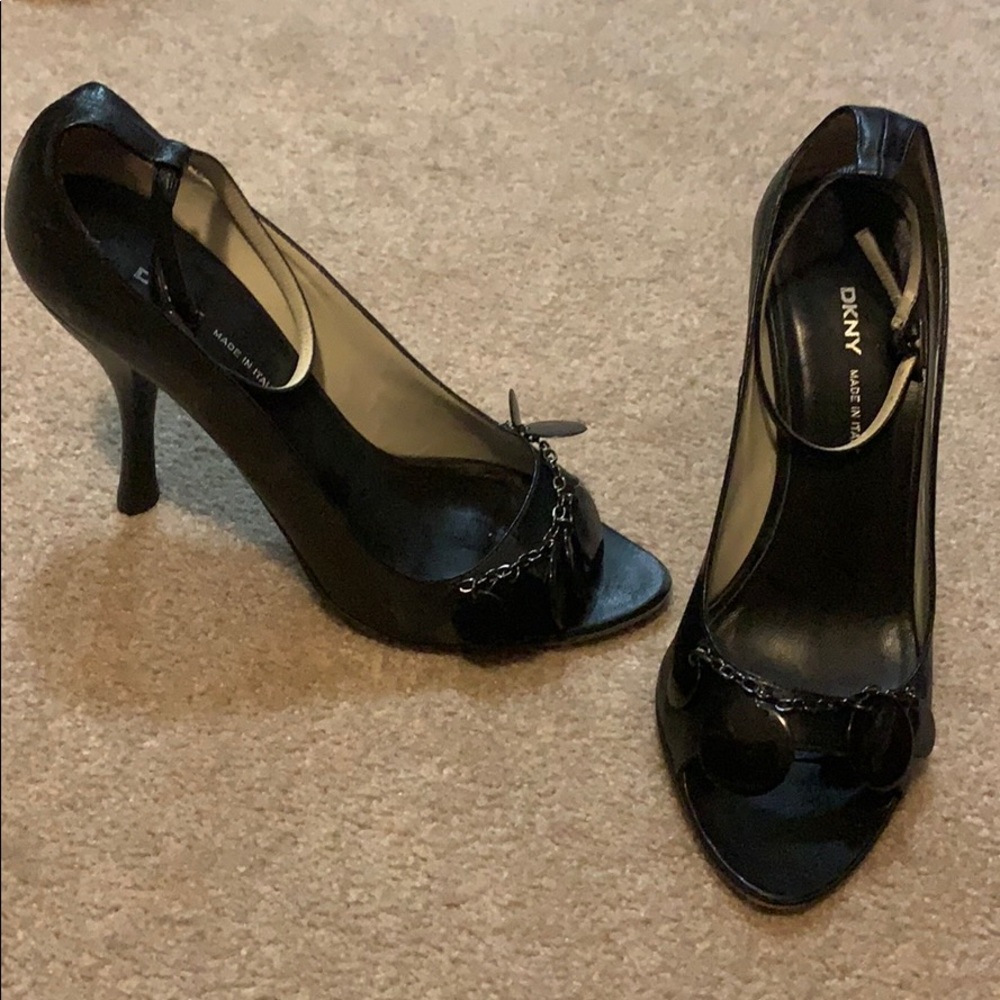 Black DKNY pumps